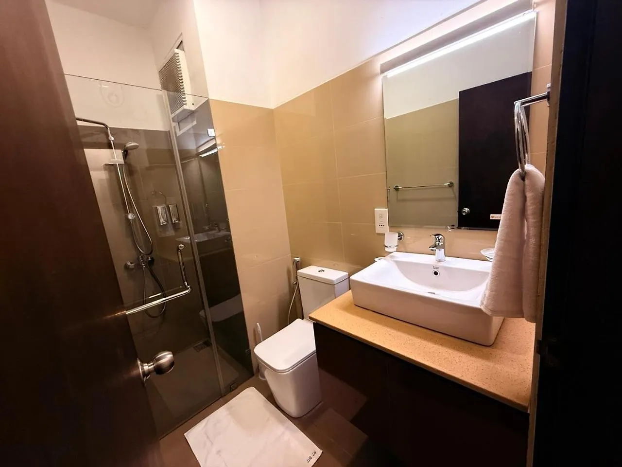 Negombo Ocean Breeze - Shoresedge Luxury Apartments